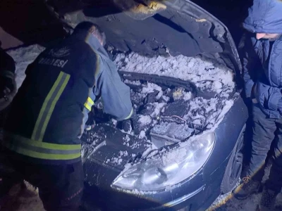 Seyir halindeyken yanan aracın motoruna karla m&uuml;dahale
