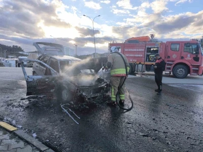 Seyir halindeyken yanmaya başlayan otomobil alevlere teslim oldu
