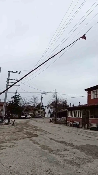 Seyitgazi&rsquo;de dev bayrak direği elektrik tellerinin &uuml;zerine devrildi
