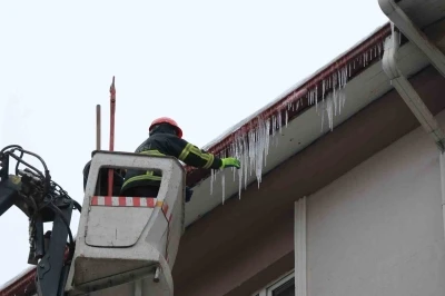Sibirya soğukları buz sarkıtları oluşturdu, ekipler harekete ge&ccedil;ti
