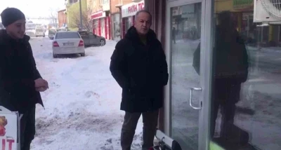 Sibirya soğukları esnafı zorladı: Donan kapı kilidini ısıtıcıyla a&ccedil;maya &ccedil;alıştı
