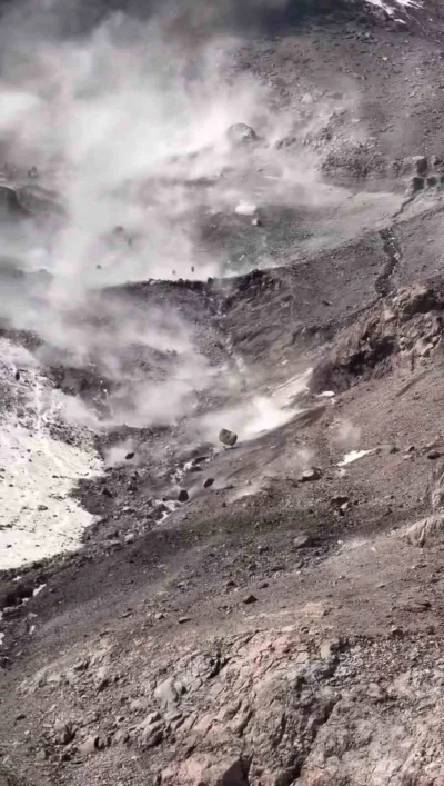 Sıcak hava Ağrı Dağı’nı harekete geçirdi: Kayalar peş peşe düştü
