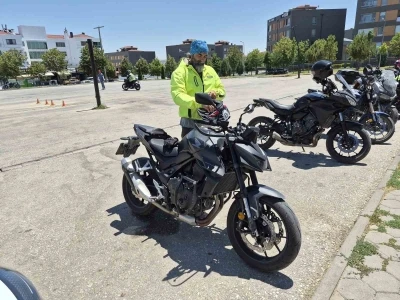 Sıcak hava bahanesiyle koruyucu ekipmanlarını ihmal eden motosiklet s&uuml;r&uuml;c&uuml;lerine &ouml;nemli uyarılar
