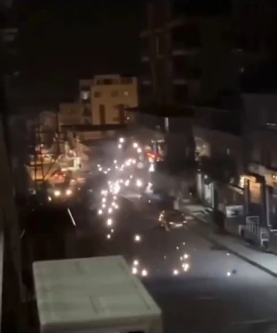 Sıcak havayla genleşen elektrik telleri havai fişek gibi patladı
