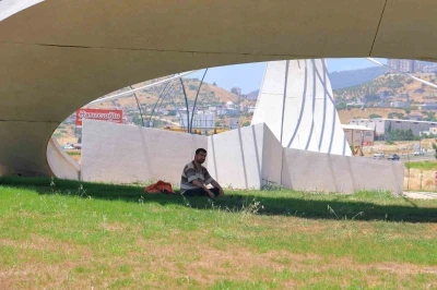 Sıcaklardan bunalan atık kağıt toplayıcısı ay-yıldızın g&ouml;lgesine sığındı
