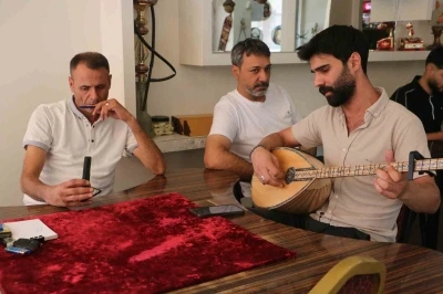 Sıcaklardan bunalan vatandaşlar klimalı ortamlarda sazlı türkülü zaman geçiriyor
