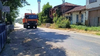 Sıcaklığın 35 dereceyi bulduğu Bilecik&rsquo;te asfalt eridi
