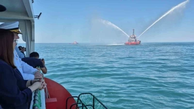 Sıcaklığın 41 dereceye &ccedil;ıktığı Bartın&rsquo;da basın&ccedil;lı su ile yapılan g&ouml;steri ilgi g&ouml;rd&uuml;

