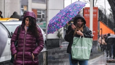 Sıcaklık d&uuml;ş&uuml;yor, yağış ve fırtına yolda! Meteoroloji'den peş peşe uyarı: 8 ile sarı kod!