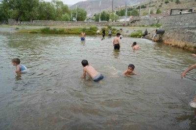 Sıcaktan bunalan çocuklar havuzda serinledi
