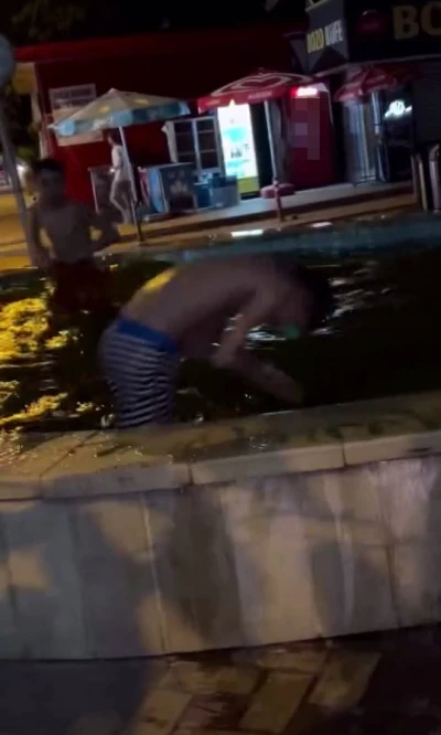 Sıcaktan bunalan çocuklar, süs havuzunda serinledi
