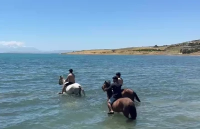 Sıcaktan bunalan gen&ccedil;ler atlarıyla Van G&ouml;l&uuml;&rsquo;nde serinledi
