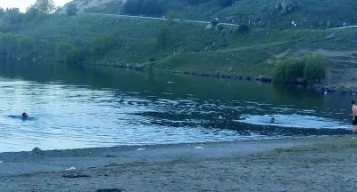 Sıcaktan bunalan gen&ccedil;ler &Ccedil;ıldır G&ouml;l&uuml;&rsquo;nde serinliyor
