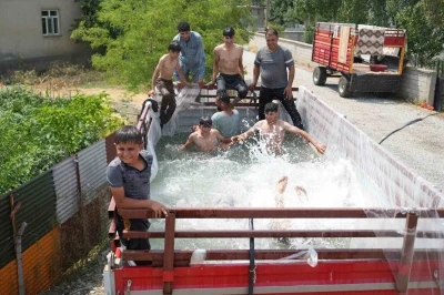 Sıcaktan bunalan gençler römorktan havuz yaptı
