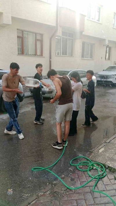 Sıcaktan bunalan gen&ccedil;ler serinlemek i&ccedil;in su savaşı yaptı
