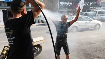 Sıcaktan bunalan vatandaş soluğu oto yıkamacıda aldı
