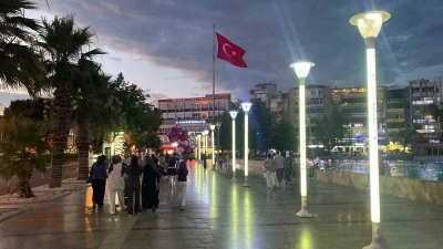 Sıcaktan bunalan vatandaşlar akşam serinliğinde nefes alıyor
