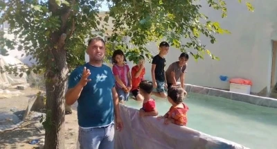 Sıcaktan denize giremeyen çocuklara römorkta havuz yaptı
