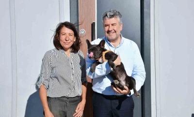 Şiddet g&ouml;ren k&ouml;peği Başkan Mesut Akbıyık sahiplendi

