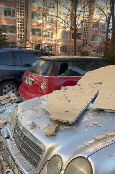Şiddetli fırtınadan dolayı s&ouml;k&uuml;len dış yalıtım malzemeleri &uuml;zerine d&uuml;şt&uuml;kleri otomobillerin hasar almasına neden oldu
