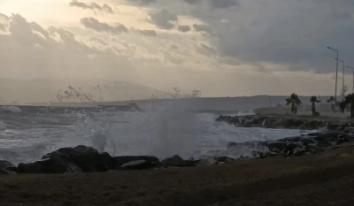 Şiddetli lodos Marmara&rsquo;yı vurdu: Tekirdağ sahil dalgalarla kaplandı
