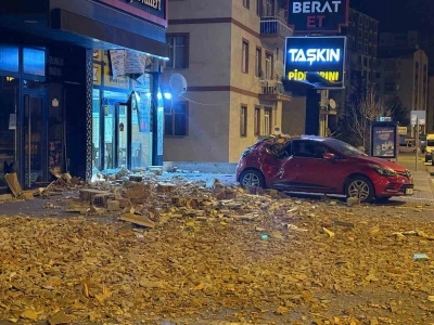 Şiddetli r&uuml;zgar binanın duvarını u&ccedil;urdu
