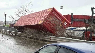 Şiddetli r&uuml;zgar eski g&uuml;mr&uuml;k sahasında konteynırları devirdi
