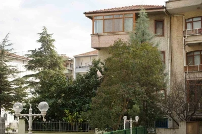 Şiddetli r&uuml;zgar hayatı olumsuz etkiledi, bazı ağa&ccedil;lar devrildi
