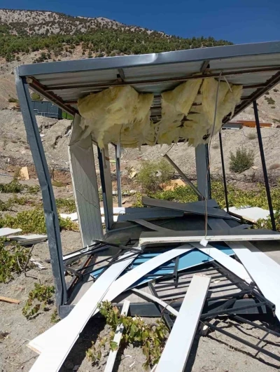 Şiddetli rüzgar konteyneri uçurdu
