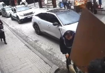 Şiddetli r&uuml;zgar nedeniyle d&uuml;şen tabela, iş&ccedil;inin kafasına b&ouml;yle &ccedil;arptı: O anlar g&uuml;venlik kamerasında
