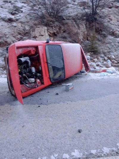 Şiddetli r&uuml;zgar otomobili yan yatırdı

