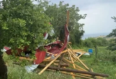 Şiddetli r&uuml;zgar samanlığın &ccedil;atısını u&ccedil;urdu
