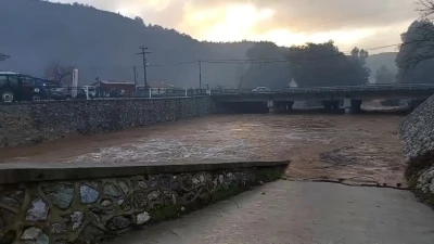 Şiddetli sağanak yağış sebebiyle G&ouml;k&ccedil;e&rsquo;de dere yatağında sel meydana geldi
