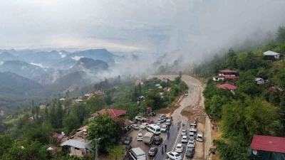 Şiddetli yağış heyelana yol a&ccedil;tı, motosiklet toprak altında kaldı
