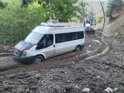 Şiddetli yağış nedeniyle kapanan yollar açıldı
