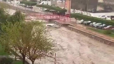 Şiddetli yağış ve fırtına sele yol a&ccedil;tı... İspanya&rsquo;yı sel g&ouml;t&uuml;rd&uuml;!