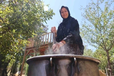 Sigara içenlere doğal çözüm: 7 saat kazanda pişirilen kozalak şurubu
