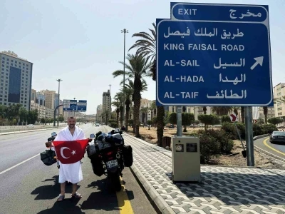 Sigarayı bıraktı, motosikleti ile 250 bin kilometre yol yaptı: Son durağı umre oldu
