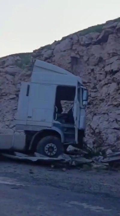Siirt-Batman kara yolunda yoldan &ccedil;ıkan tır kaza yaptı: 1 yaralı
