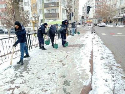 Siirt Belediyesinin karla m&uuml;cadele &ccedil;alışmaları aralıksız devam ediyor
