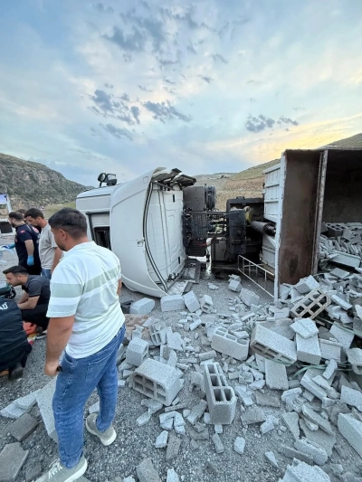 Siirt-Eruh Karayolunda Tır Devrildi: S&uuml;r&uuml;c&uuml; Ara&ccedil;ta Sıkıştı