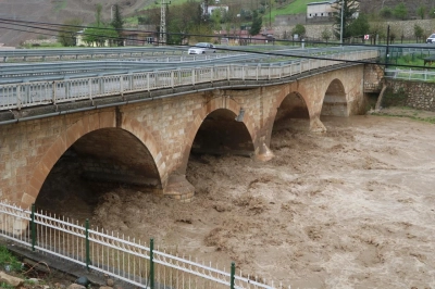 Siirt Kezer K&ouml;pr&uuml;s&uuml; &Ccedil;&ouml;kme Riski Nedeniyle Trafiğe Kapatıldı