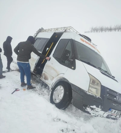 Siirt &Ouml;zel İdare ekipleri hem yolları a&ccedil;ıyor, hem de hastaları sağlık ekiplerine ulaştırıyor
