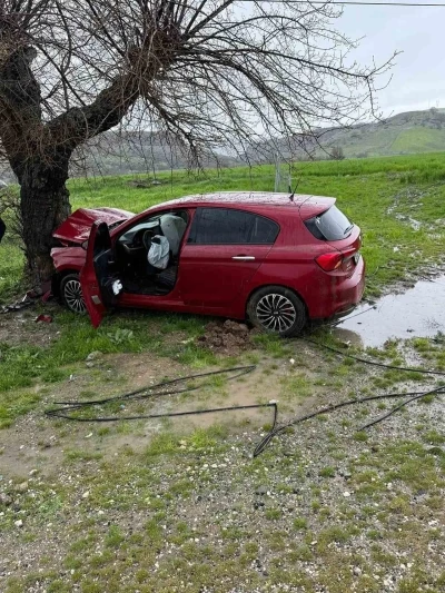 Siirt&rsquo;te ağaca &ccedil;arpan otomobilin s&uuml;r&uuml;c&uuml;s&uuml; yaralandı

