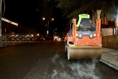 Siirt&rsquo;te asfalt mesaisi gece de s&uuml;r&uuml;yor
