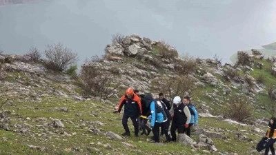 Siirt&rsquo;te atıyla birlikte kayalıklara yuvarlanan gen&ccedil; ağır yaralandı