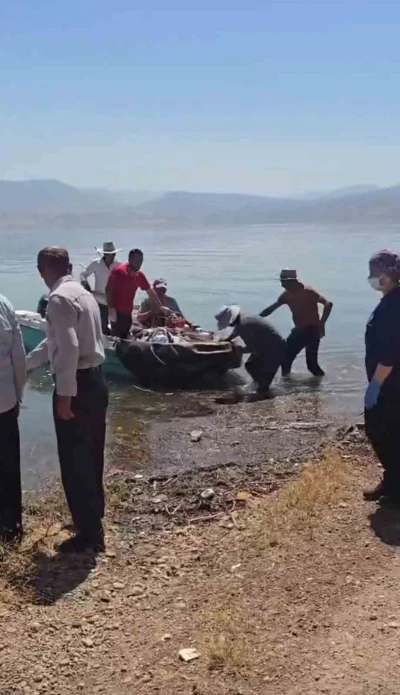 Siirt&rsquo;te bah&ccedil;ede fenalaşan hasta, tekneyle ambulansa ulaştırıldı
