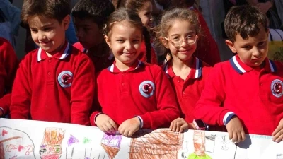 Siirt’te bin 500 öğrenci aynı anda ‘aile’ temasıyla resim çizdi
