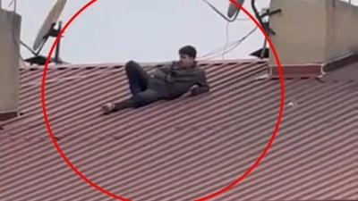 Siirt&rsquo;te bir vatandaş &ccedil;atıda yatarak amat&ouml;r ma&ccedil;ı seyretti