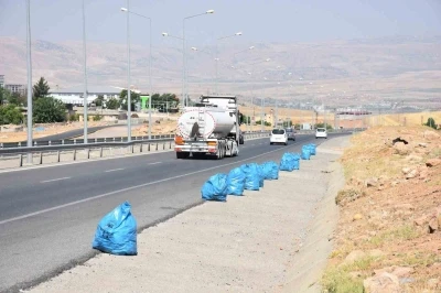 Siirt&rsquo;te &ccedil;evre yolunda kapsamlı temizlik mesaisi
